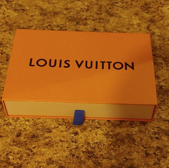Authentic brand new LOUIS VUITTON Sarah wallet - Picture 3 of 6